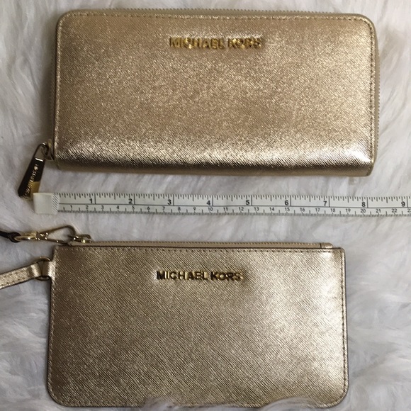 🎉HOST PICK🎉Stunning Micheal Kors 2pc Wallet/Wristlet Set - Picture 6 of 13